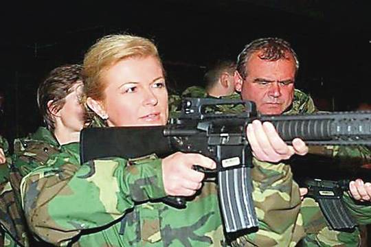 Kroatijos lyderės įvaizdis: moka ir šaudyti, ir melžti karvę