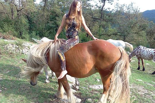 Lietuvių kilmės aktorė D.Kerbelis praktikuoja jogą su žirgais