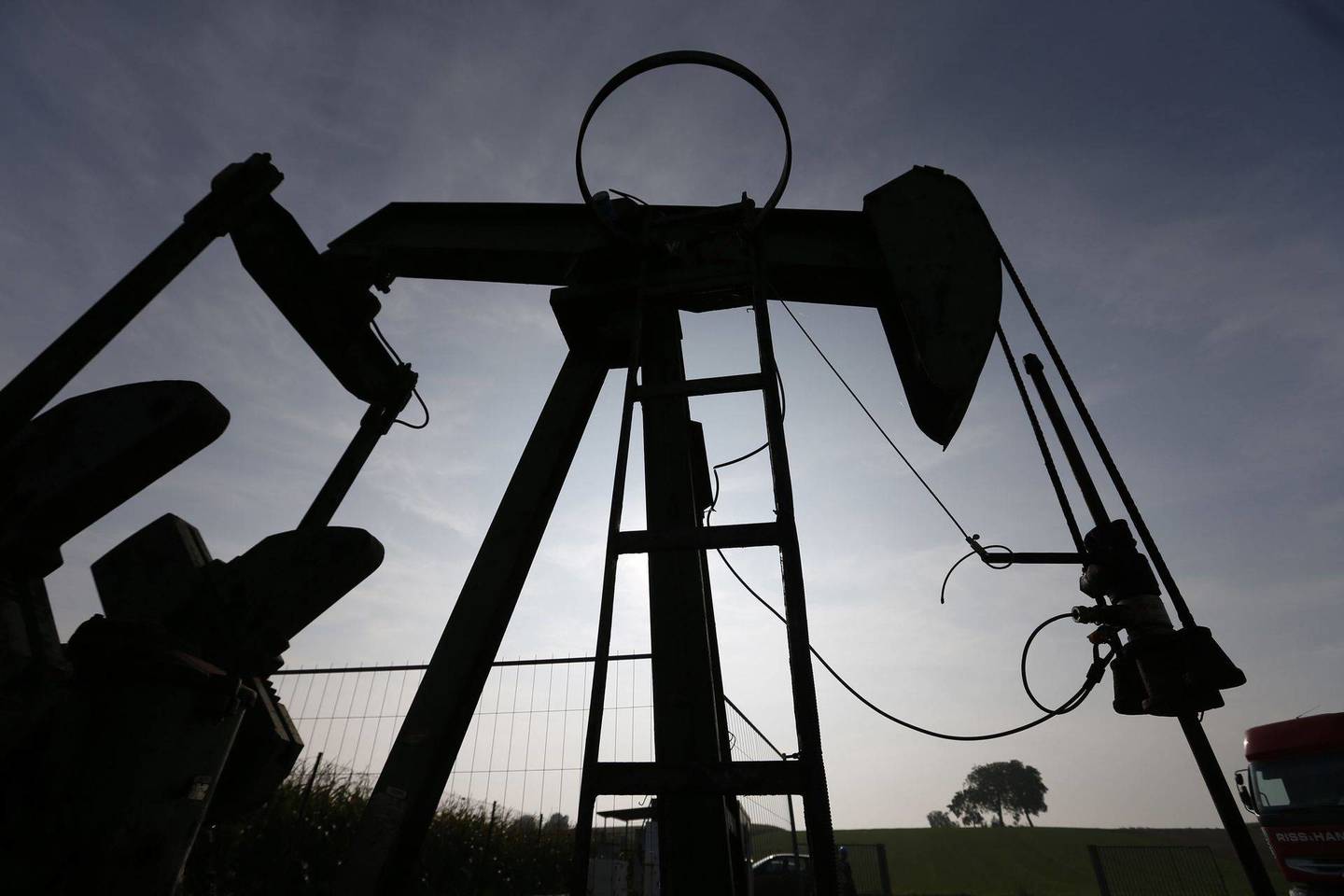 Naftos kainų smukimas gali susilpninti didžiąsias naftos kompanijas ir jų gniaužtus pasaulio energetikos sistemoje.<br>„Reuters“/„Scanpix“ nuotr.