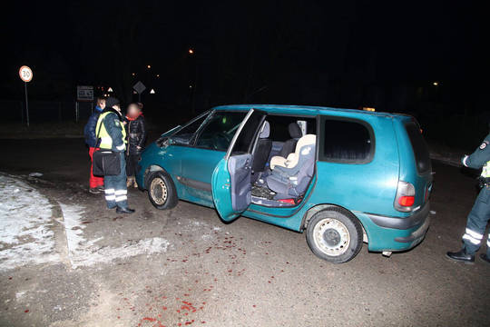 Nuo sunkvežimio atitrūkęs ledas sužalojo automobilio vairuotoją