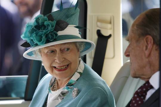 Elizabeth II Saudo Arabijos karalių pamokė moteriško vairavimo