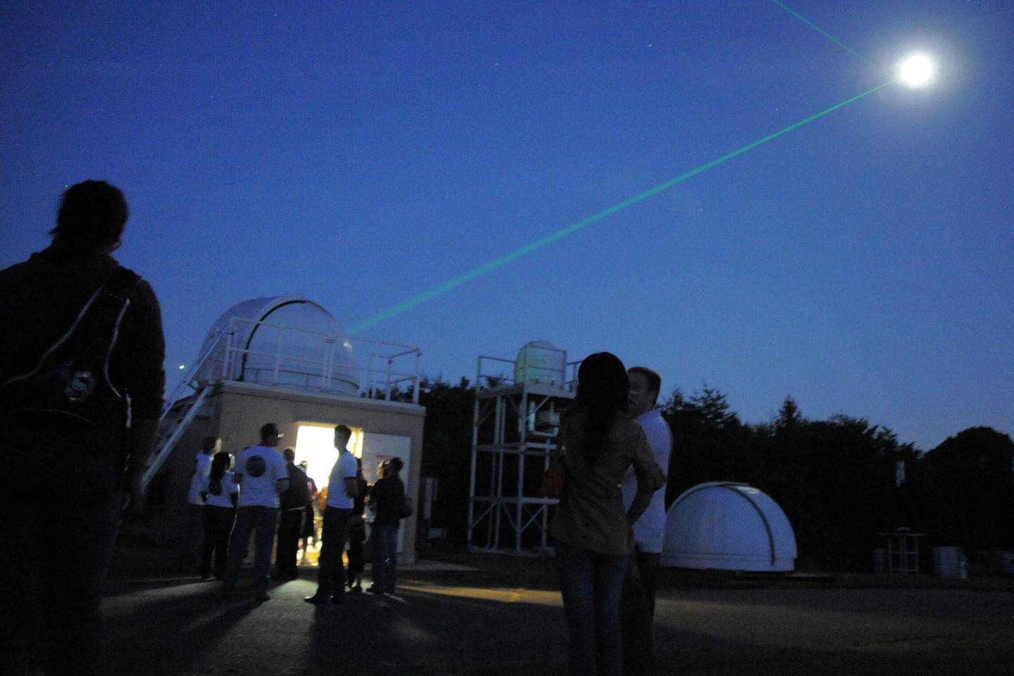 D.Nemiroffas aiškina, kad šviesa Mėnulio diametrą įveiktų per maždaug 0,0116 sekundės, užtat ant Žemės stovintis žmogus galėtų jį lazeriu perskrosti greičiau.<br>AOP nuotr.