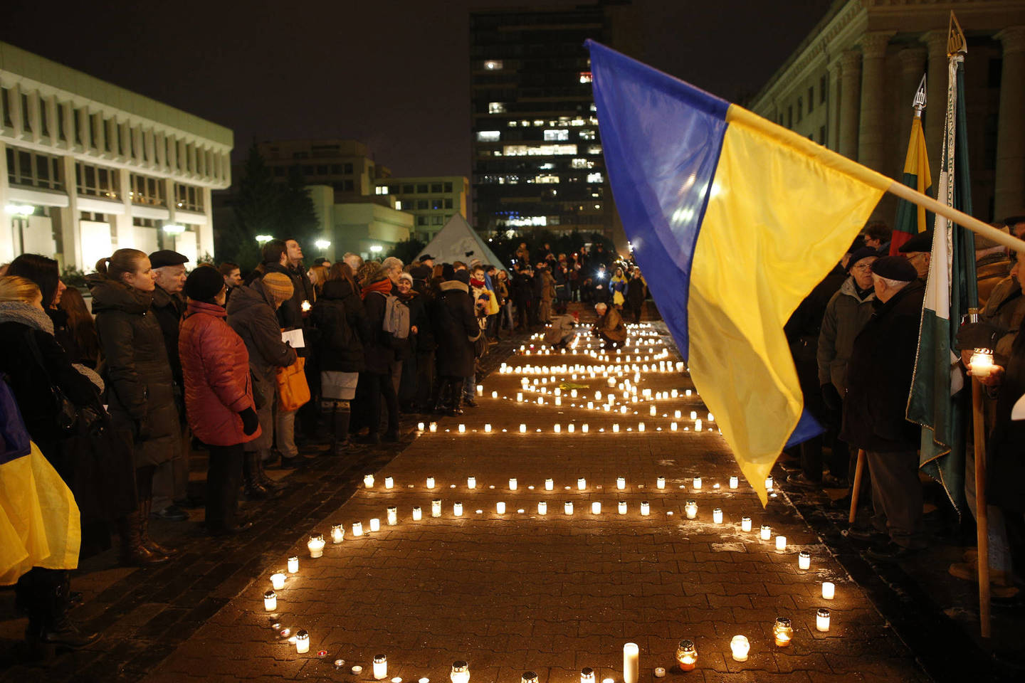 Nepriklausomybės aikštėje pagerbtos Mariupolio aukos.<br>M.Kulbio nuotr.