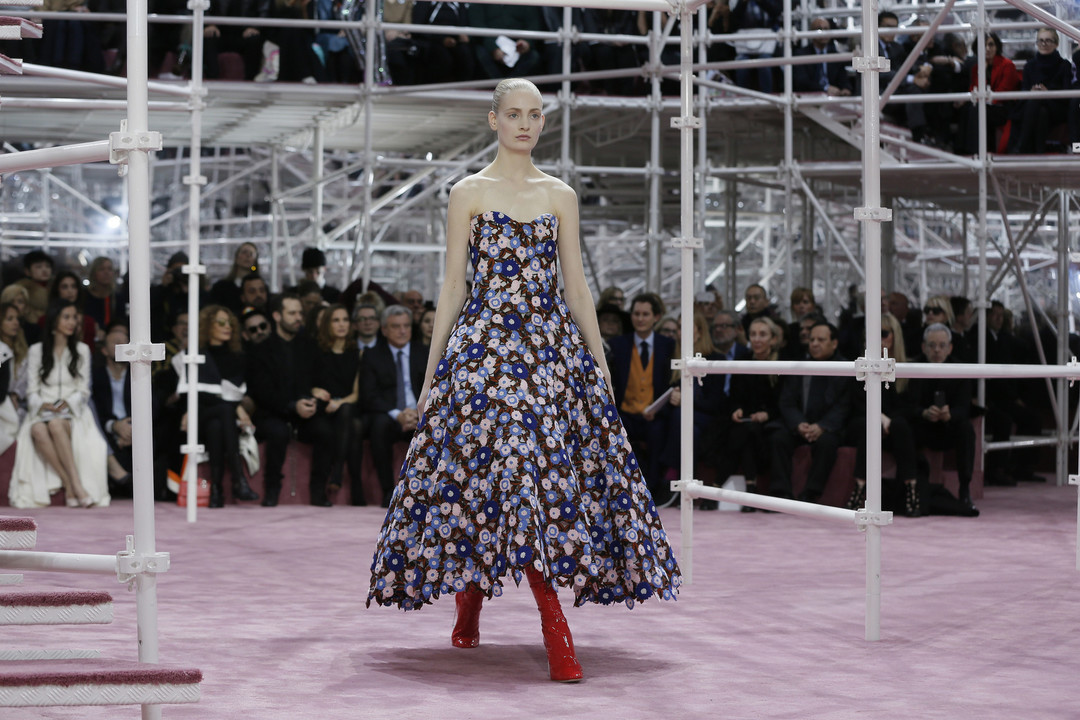 „Christian Dior“ 2015 metų pavasario ir vasaros aukštosios mados kolekcija.<br>Scanpix ir AP nuotr.
