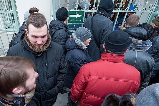 Dėl proginių lietuviškų eurų monetų – milžiniškos eilės