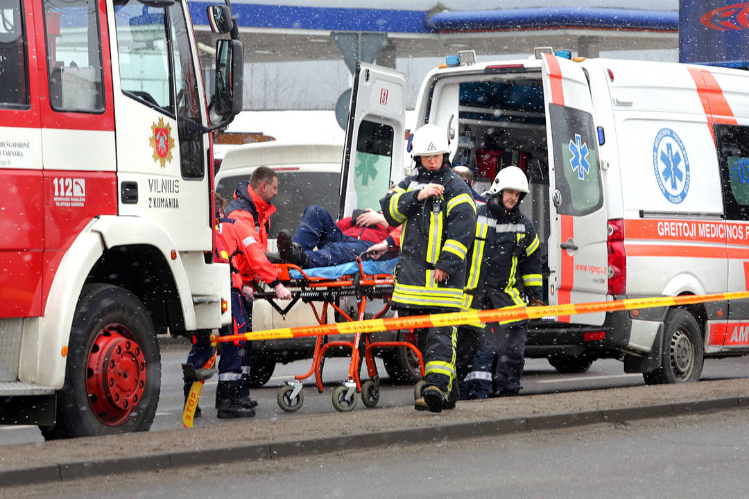 Sostinėje gelbėtojai vadavo avarijos metu prispaustą žmogų.<br>V.Balūno nuotr.