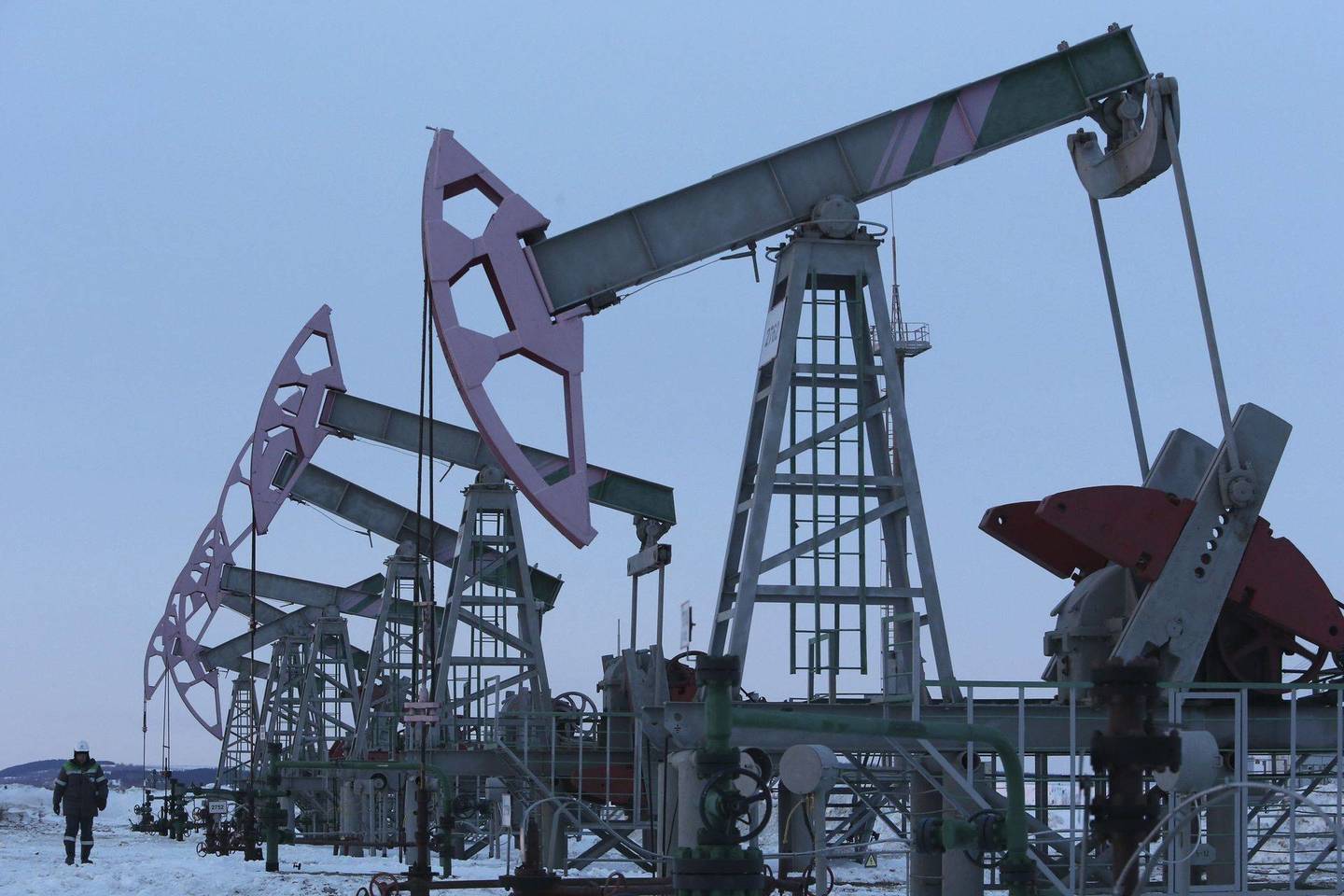 Daug kur pumpuoti naftos nebeapsimoka, bet gręžinių šiaip sau neužkiši.<br>Reuters/Scanpix nuotr.