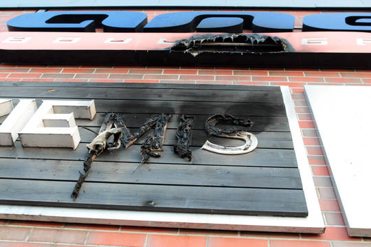 Degė prekybos ir laisvalaikio centro „Mega“ reklamos užrašai