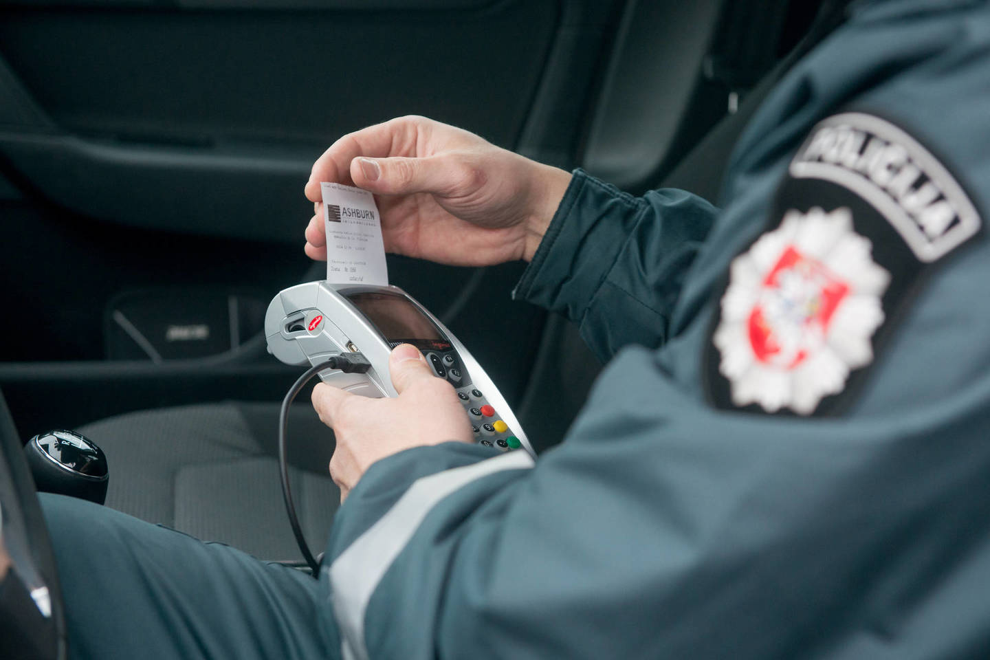 Alytaus policija apklausė vyrą, kuris vairavo neblaivus, o sulaikytas bandė papirkti pareigūnus.
