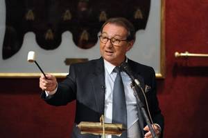 15 keisčiausių pasiūlymų aukcione: nuo tualeto iki valstybės