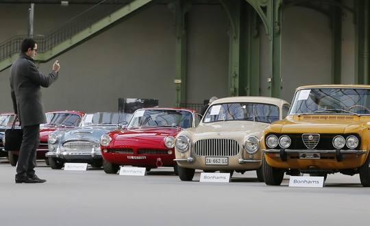 Paryžių papuošė nuostabaus grožio klasikiniai automobiliai