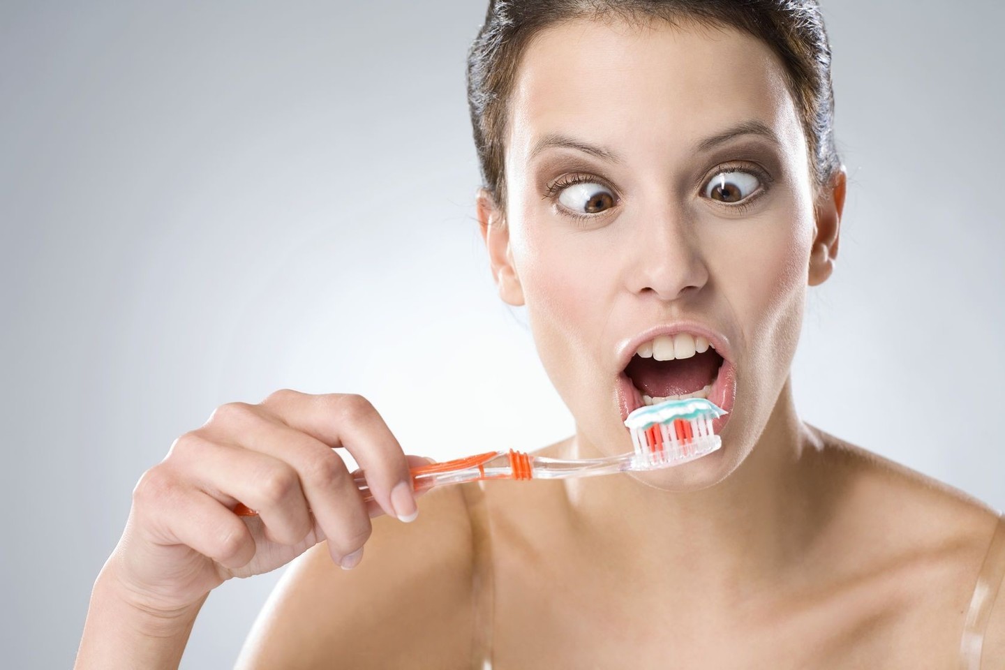 Britų odontologų asociacija mano, jog reikėtų naudoti geros reputacijos firmos dantų pastą, kurioje yra fluoro.<br>123rf nuotr.