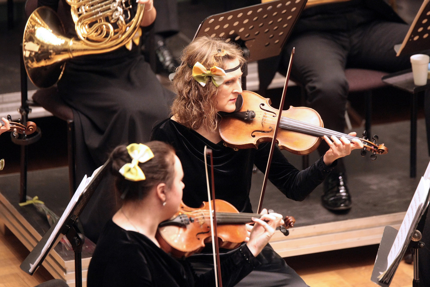 Kauno miesto simfoninis orkestras jubiliejiniame koncerte žiūrovams pateikė staigmeną – pasipuošė spalvingomis peteliškėmis.<br>P.Mantauto nuotr.