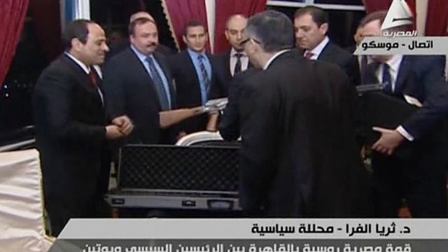 V. Putino dovana Egipto prezidentui – kalašnikovas
