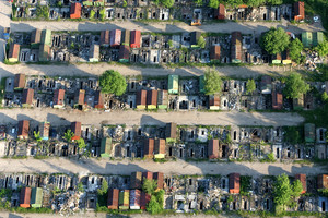 Pagaliau išnyks miestų veidus bjaurojantys metaliniai garažai?