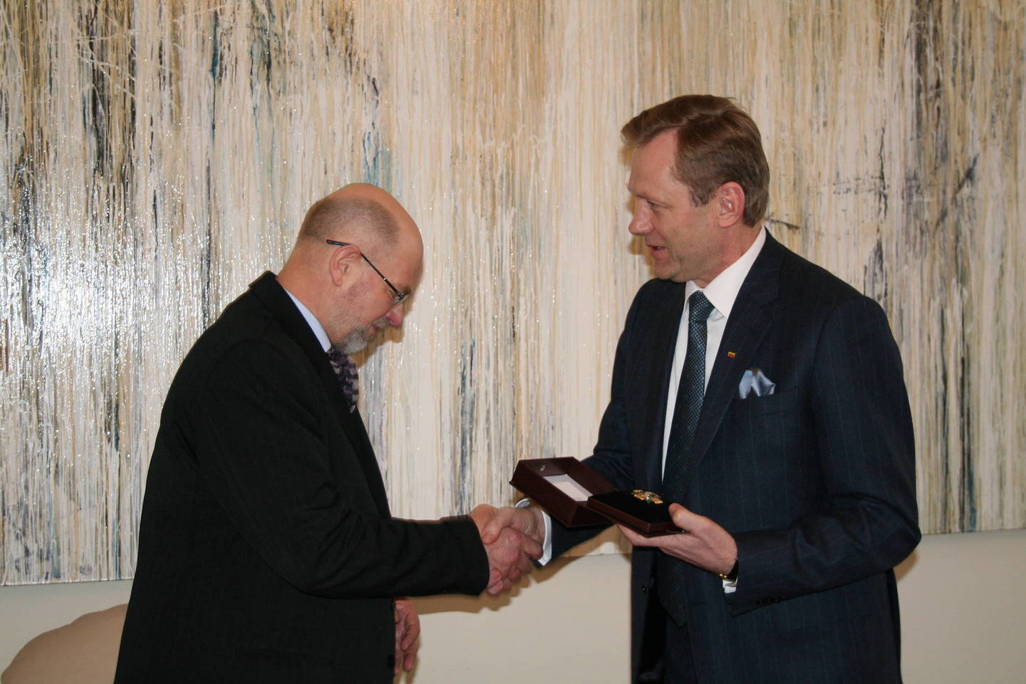 Muzikologui V.Gerulaičiui (kairėje) apdovanojimą įteikė kultūros ministras Š.Birutis.<br>Rengėjų nuotr.
