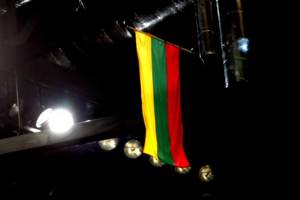 Už nepagarbiai iškeltą vėliavą taip pat baudžiama