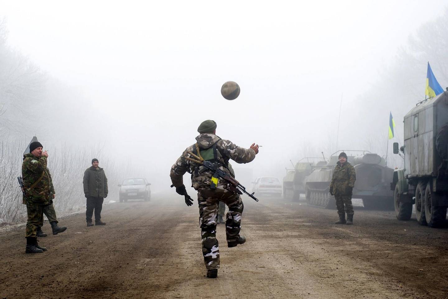 Prasidėjus paliauboms Ukrainos kariai rado laiko pažaisti futbolą.<br>AFP/Scanpix nuotr.