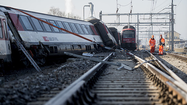 Šveicarijoje susidūrė du traukiniai, sužeisti 5 asmenys