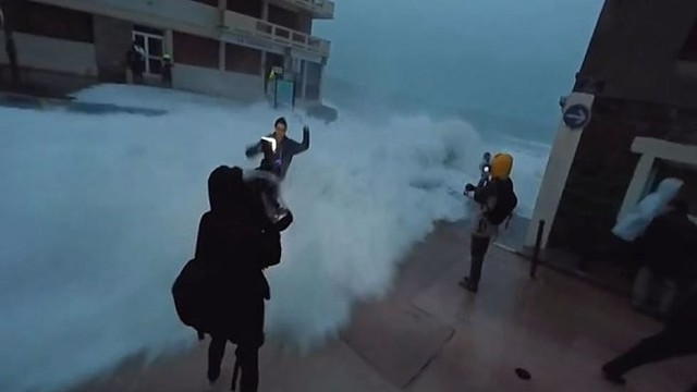 Apie potvynius pranešusiai žurnalistei vandenynas iškrėtė pokštą