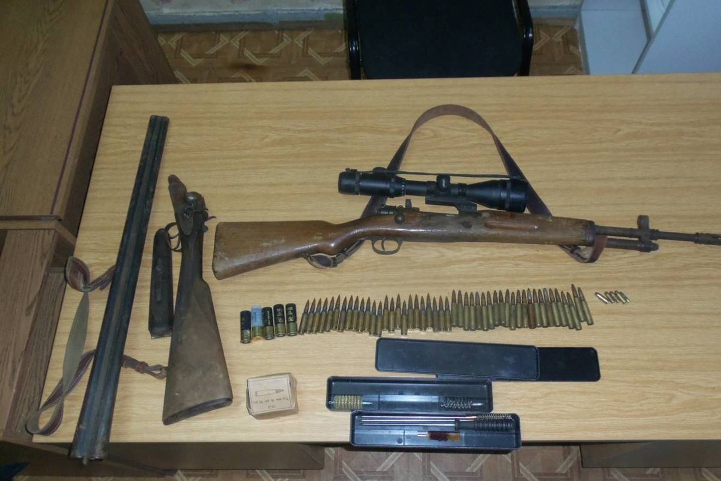 Jurbarko r. gyventojo namuose rastas ginklų arsenalas.<br>Marijampolės apskrities VPK nuotr.
