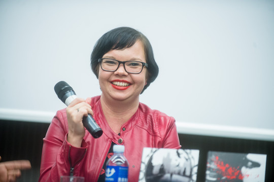 Populiariausi mugės rašytojai laidė pokštus ir aštrias pastabas