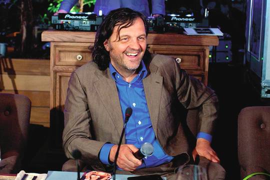 Režisierius E.Kusturica prieš koncertą Vilniuje prikando liežuvį