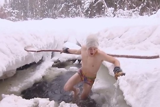 Tikras ledinio vandens iššūkis – šuolis į upę vidury miško