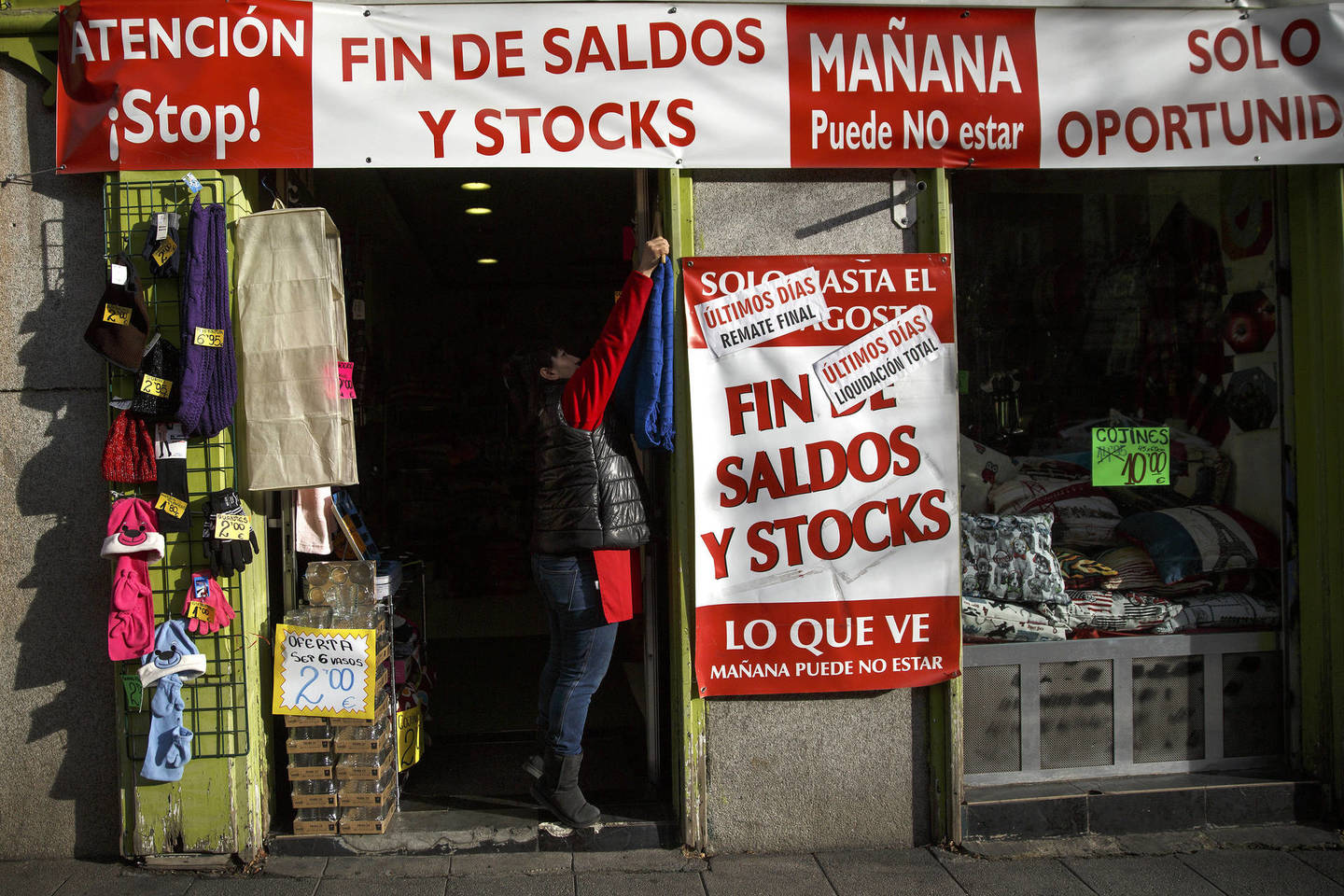Ispanijos ekonomikai sulėtėjus vartotojus šiek tiek pradžiugina beveik nesibaigiantys išpardavimai.<br>„Reuters“/“Scanpix“ nuotr.