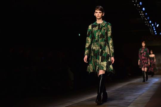 Londono mados savaitė: „Erdem“ kolekciją papuošė blizgios gėlės