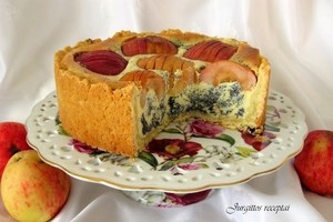 Obuolių pyragas su varške ir aguonomis – tikra stalo puošmena
