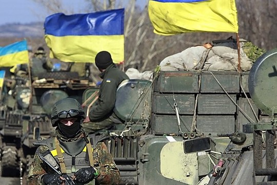 Abi pusės Rytų Ukrainoje atitraukia sunkiąją ginkluotę