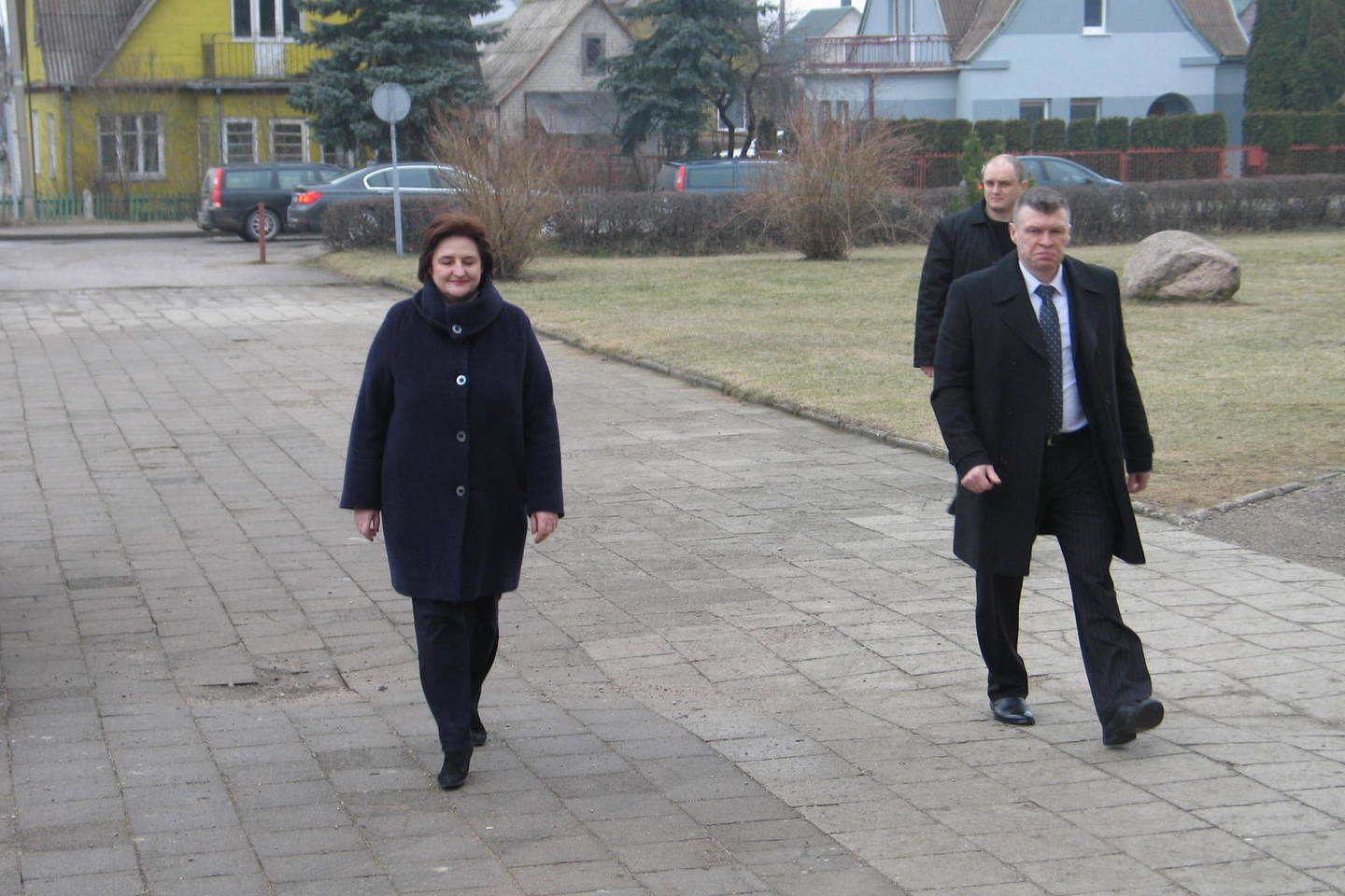 Į Linų rinkimų apylinkę iš savo namų Ukmergėje L.Graužinienė atvyko viena, lydima tik dviejų apsaugos darbuotojų.