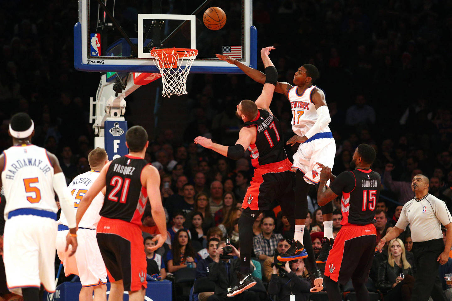 NBA rungtynėse šeštadienį „New York Knicks“ krepšininkai 103:98 įveikė „Toronto Raptors“.