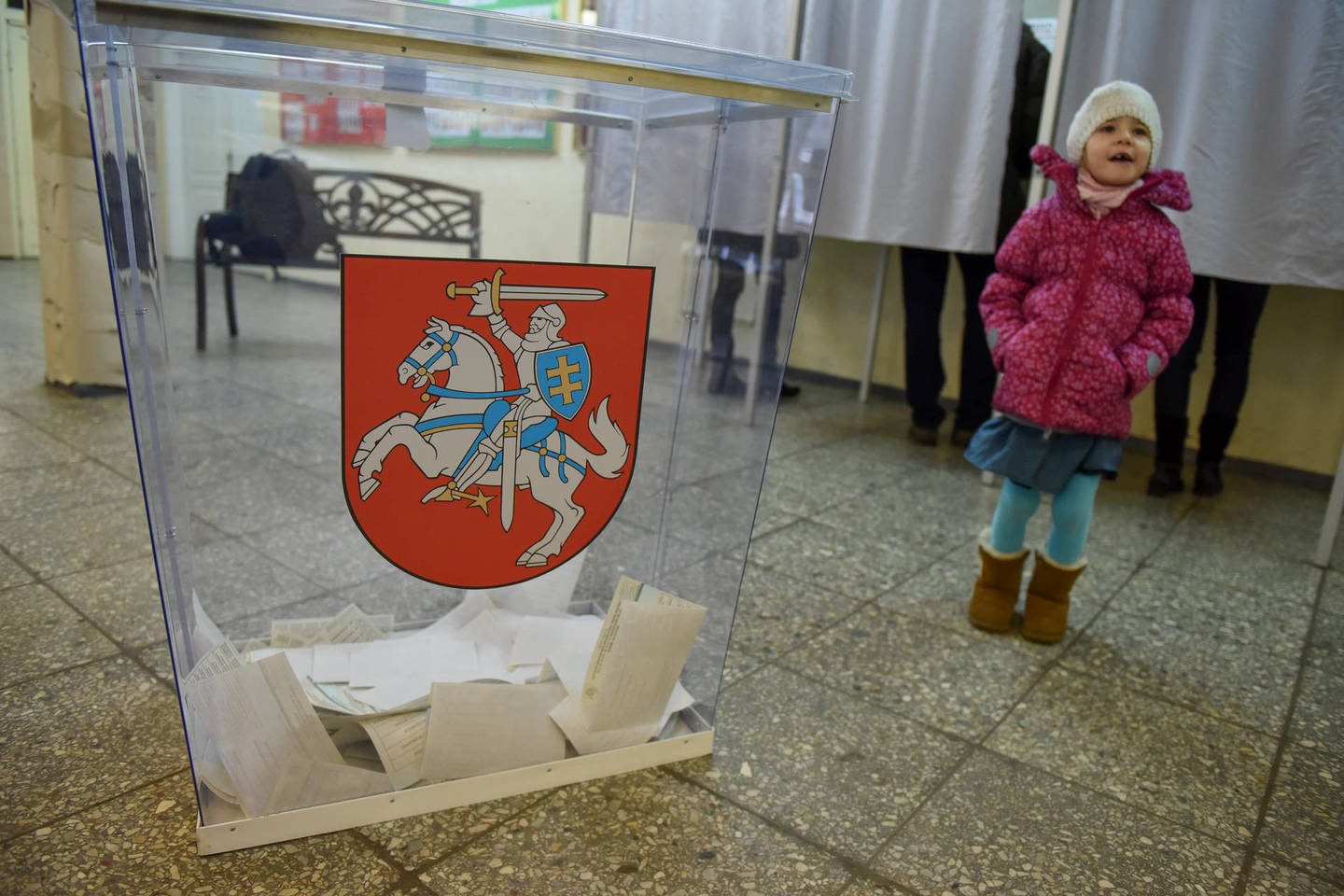 Pastovėjusi eilėje ir įteikusi komisijos nariui šią kortelę bei asmens dokumentą, moteris išgirdo, kad ji čia negali balsuoti.