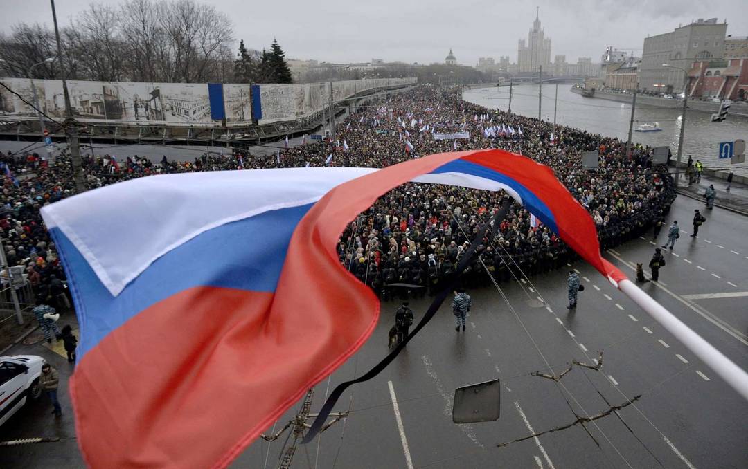Rusijos opozicijos organizuotame mitinge plevėsuoja trispalvės.<br>AFP nuotr.