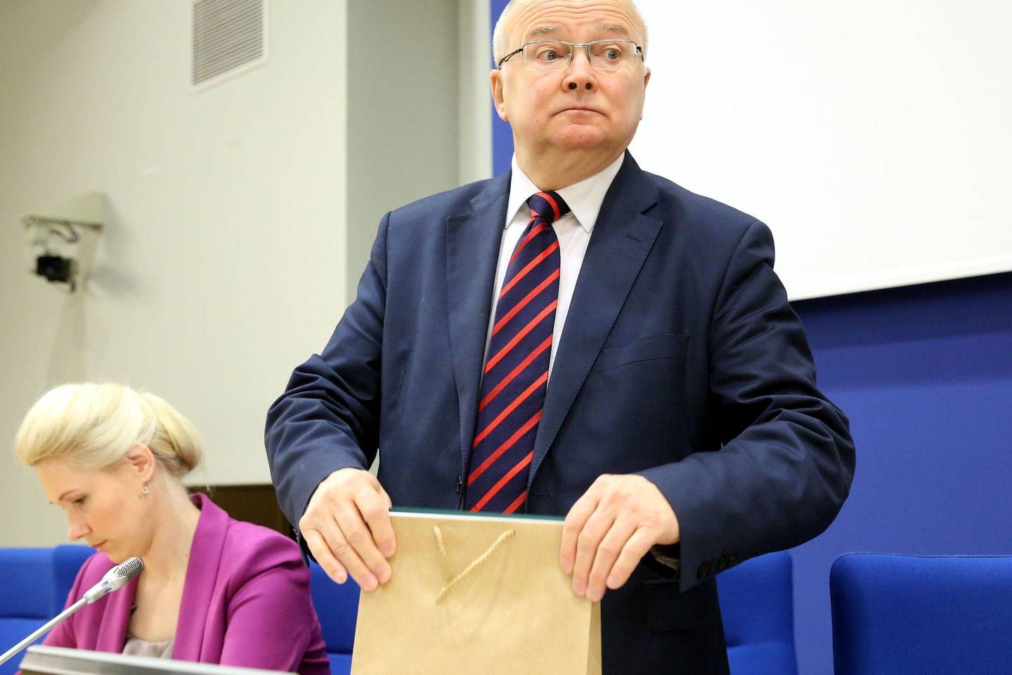 VRK vadovas teigė negalintis įvardyti, kas konkrečiai gali susilaukti tokių sankcijų.
