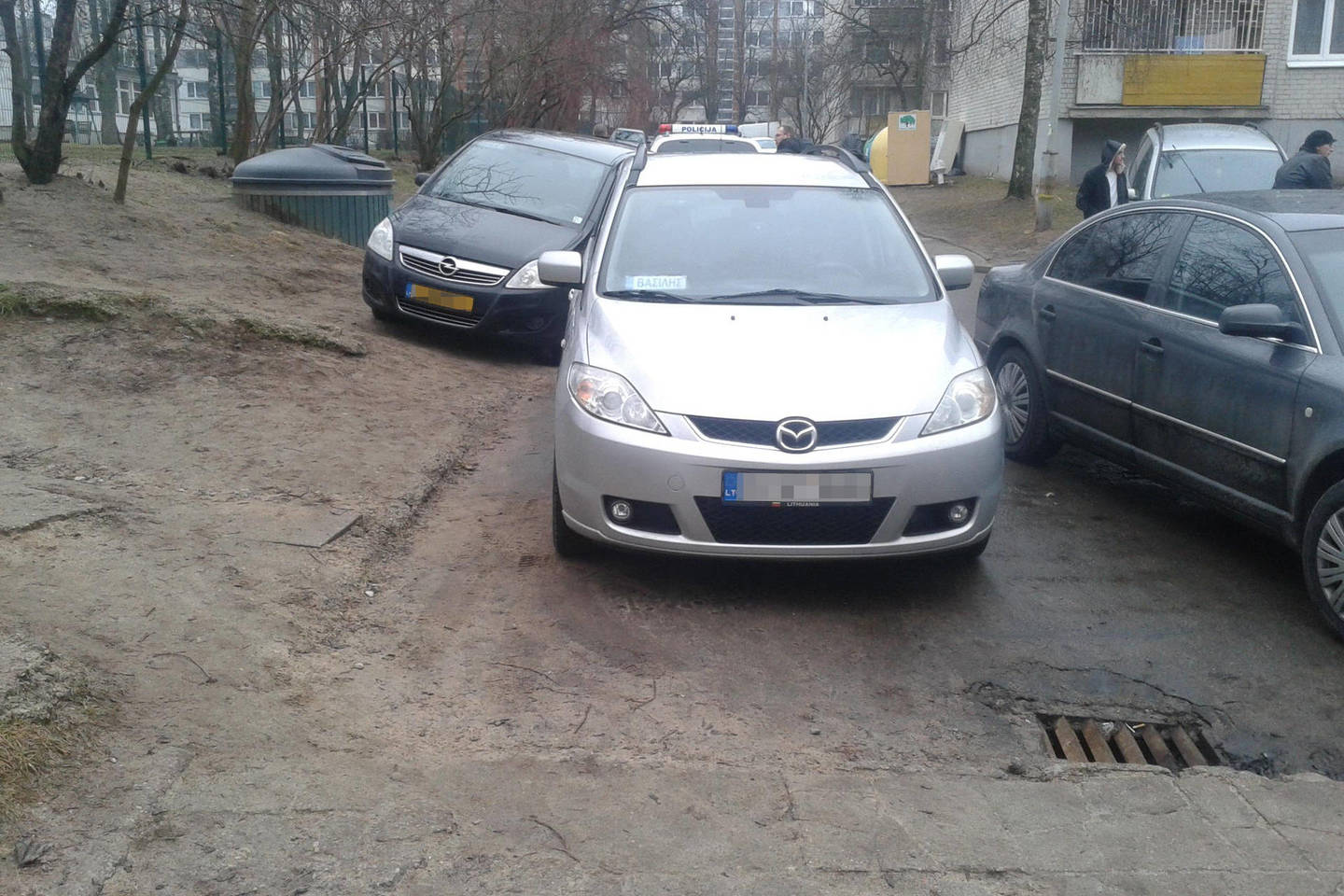 Policija įtaria, kad VSAT Aviacijos rinktinės vado pavaduotojas sukėlė avariją ir iš įvykio vietos paspruko, o sučiuptas atsisakė pasitikrinti blaivumą.