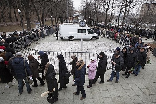 Su B.Nemcovu atsisveikina tūkstančiai, Rusijos vadovai ignoruoja