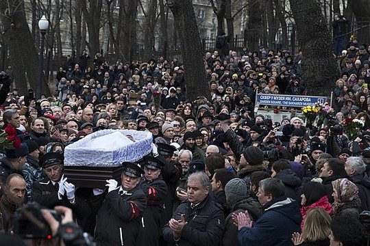 Borisas Nemcovas plojimais palydėtas į paskutinę kelionę