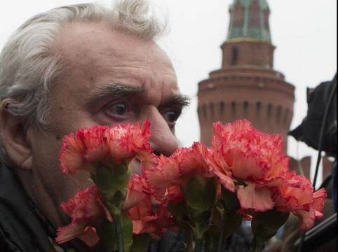 Išlydėti nužudytą B.Nemcovą rinkosi tūkstančiai žmonių