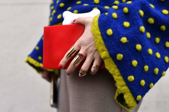 Milano mados savaitės svečiai stebino originaliais aksesuarais