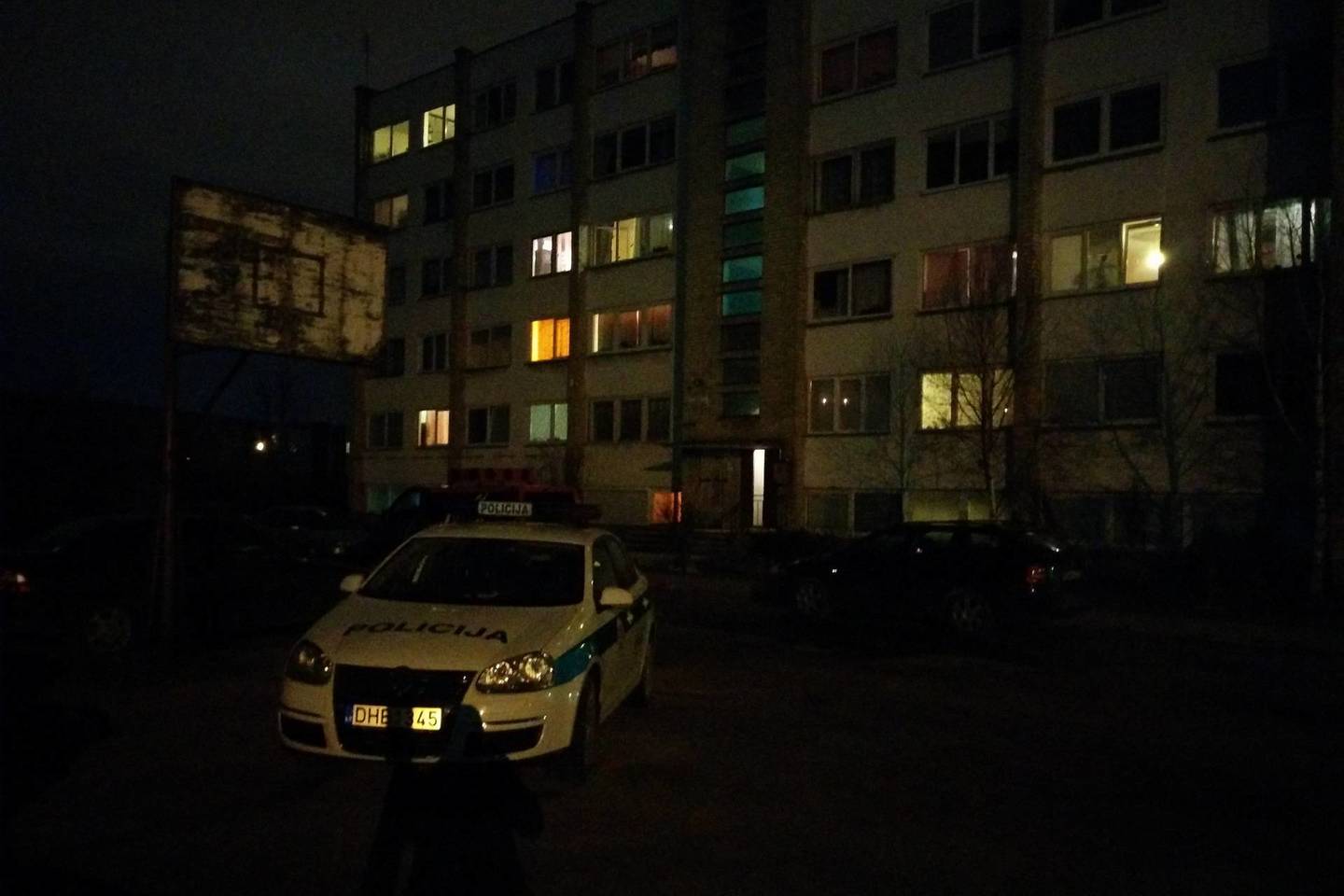 Prie daugiabučio atvyko policijos pareigūnai.