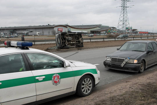 Kauno pakraštyje susidūrė du automobiliai, vienas – ant stogo