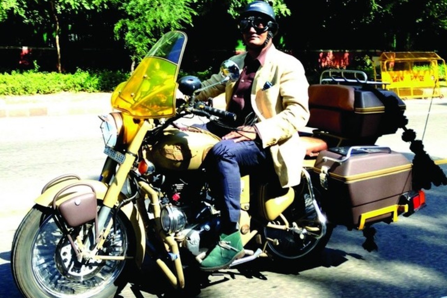 Mickey Bhoite važinėja ir įspūdinguoju motociklu „Royal Enfield“.