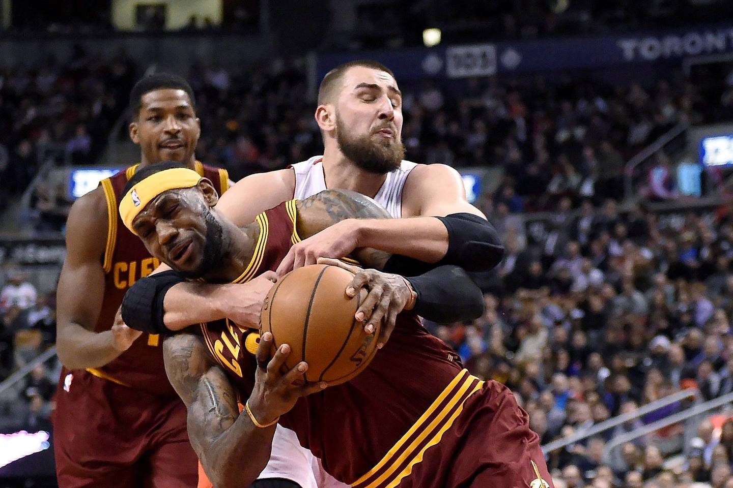 J.Valančiūnas už šiurkštų žaidimą prieš LeBroną buvo nubaustas nesportine pražanga.