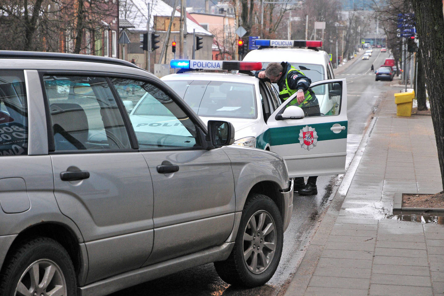 Vilniuje automobilis „Subaru“ partrenkė moterį su vaiku.