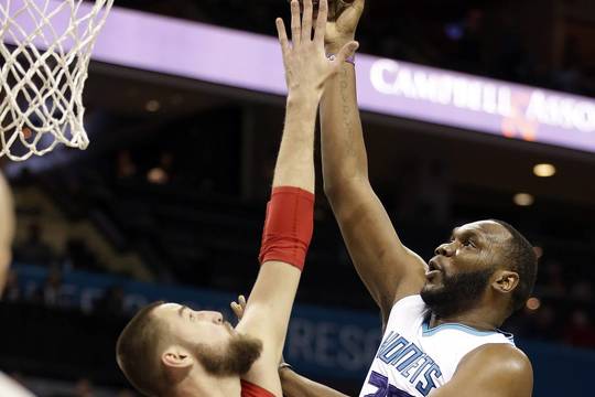 „Raptors“ pralaimėjo, o J. Valančiūnas gavo techninę pražangą