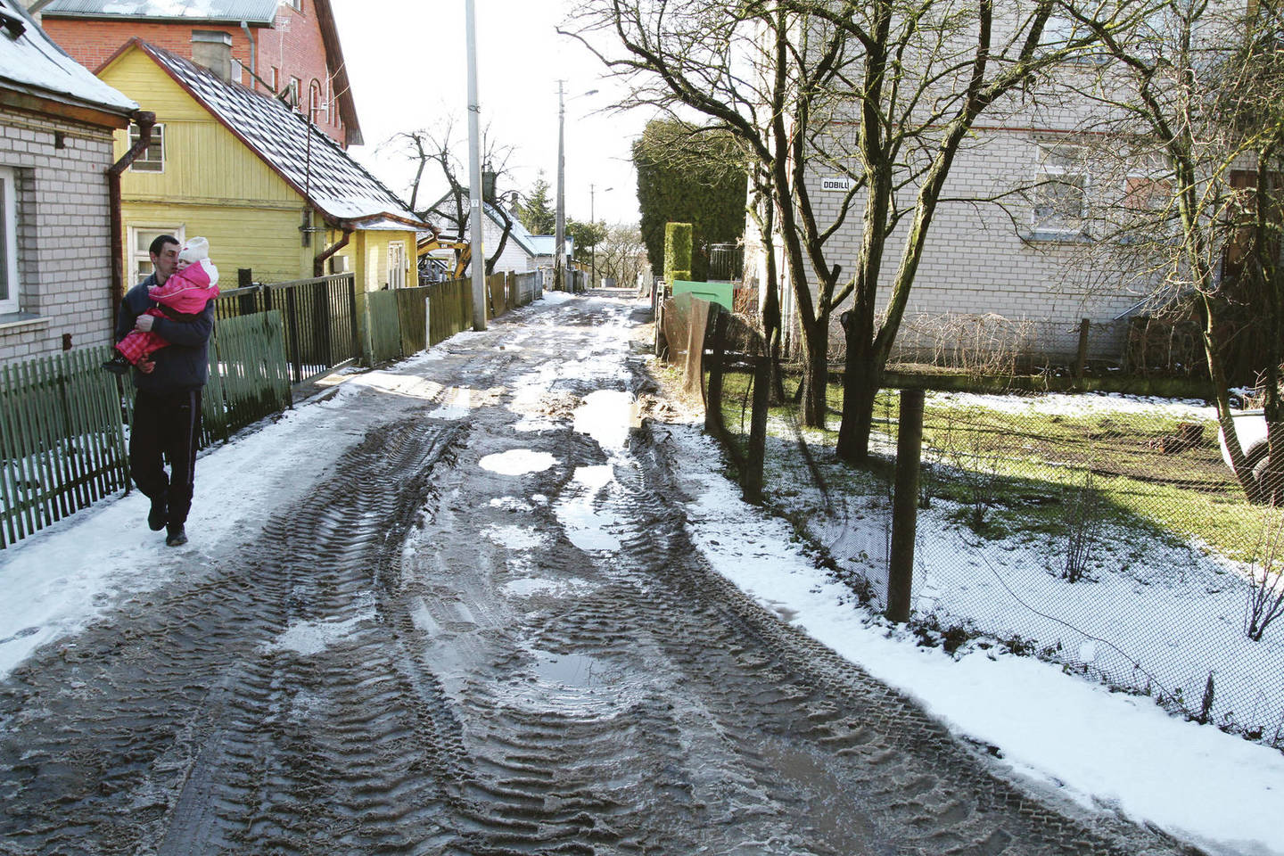 Laiptų gatvės gyventojai po to, kai pernai vasarą joje padirbėjo nuotekų tinklų klojėjai, priversti nuolat klampoti molėtu ir balomis nusėtu keliu.