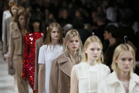Paryžiaus mados savaitė: romantiška „Nina Ricci“ kolekcija
